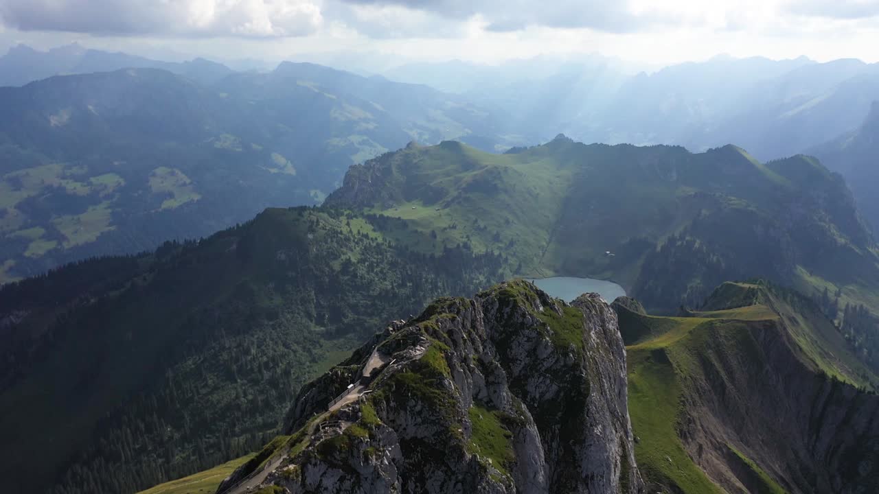 toma aérea volando hacia atrás a lo largo de la cima de la cresta con un camino o sendero estrecho