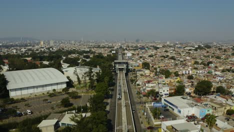 Dron-Rastrea-Tren-Ligero-De-Guadalajara,-Volando-Hacia-Atrás