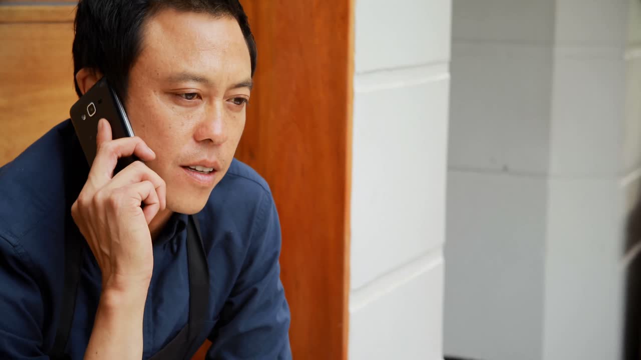 4k  ⁇ 드폰으로 이야기하는 웨이터