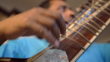hombre tocando el sitar