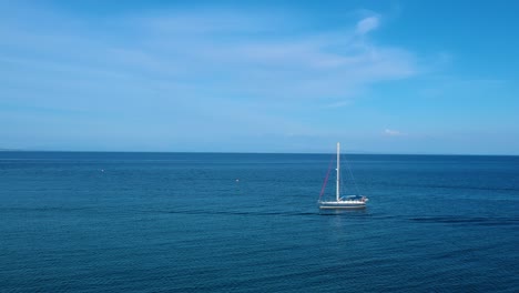 Zakynthos-Griechenland-Küste-Mit-Blau-weißem-Segelboot-Verankert-In-Der-Nähe-Von-Point-St