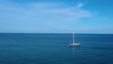 zakynthos grecia costa con velero azul y blanco anclado cerca del punto st