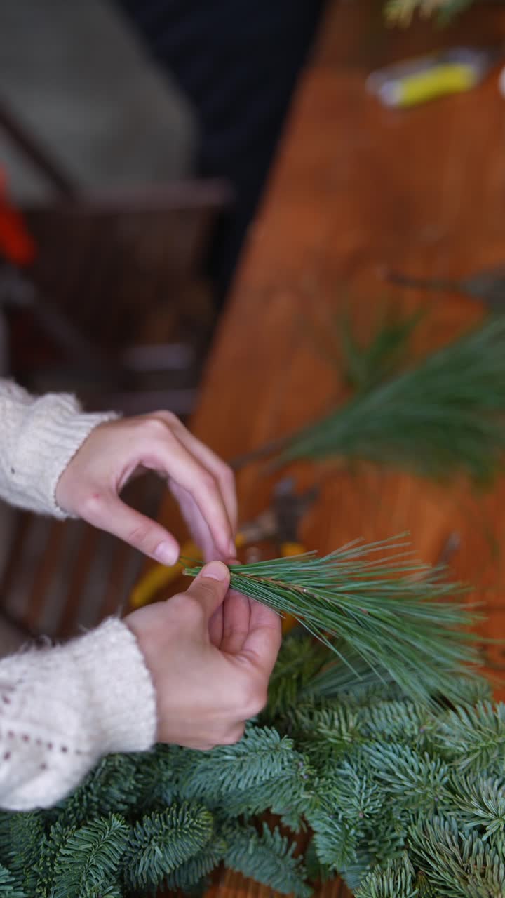 la creación de una corona de navidad