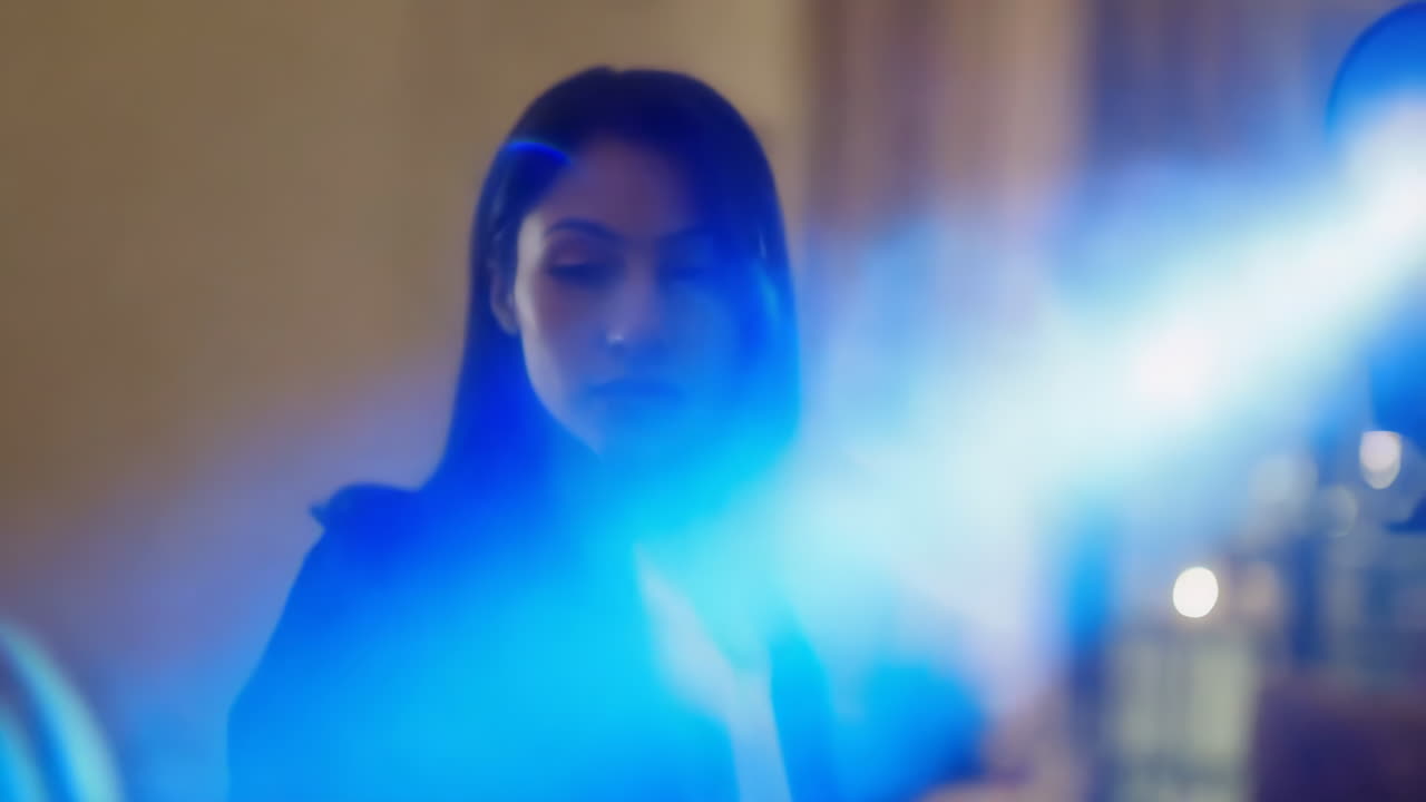 Mujer experimentando realidad virtual