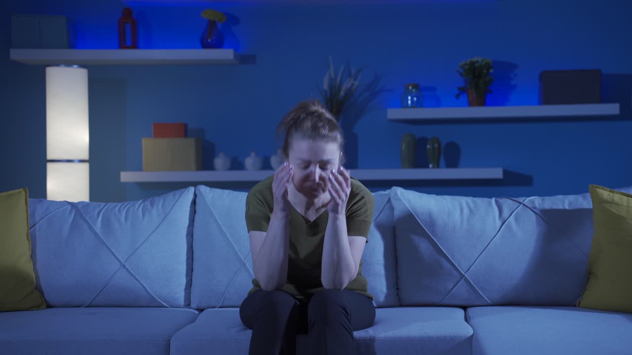 psicológicamente trastornado pensativo nervioso.