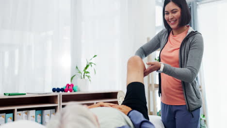 Mujer-Feliz,-Paciente-Y-Fisioterapia-En-Ancianos