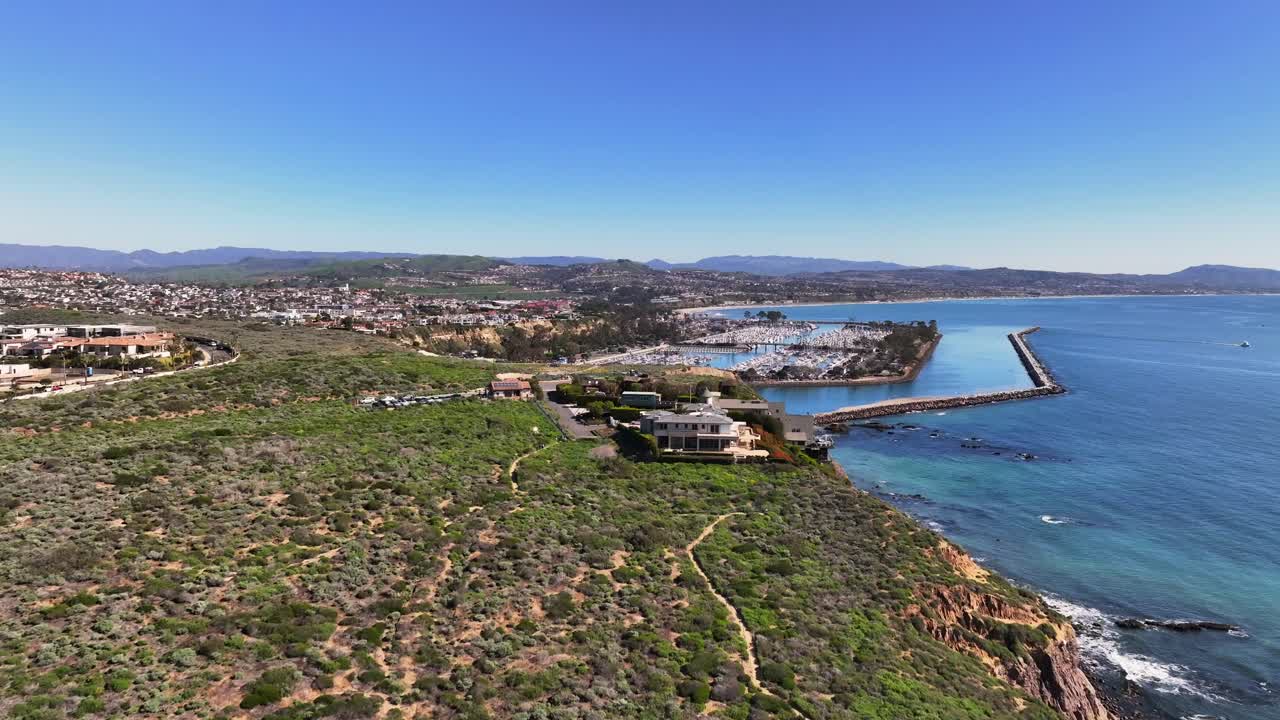 미국 캘리포니아 주 다나 포인트 헤드랜드 보호 구역에서 볼 수 있는 다나포인트 항구