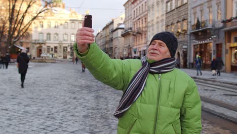 Hombre-Mayor-Abuelo-Turistas-Viajando-Caminando-Tomando-Fotos-Selfie-En-La-Ciudad-Europea-De-Invierno