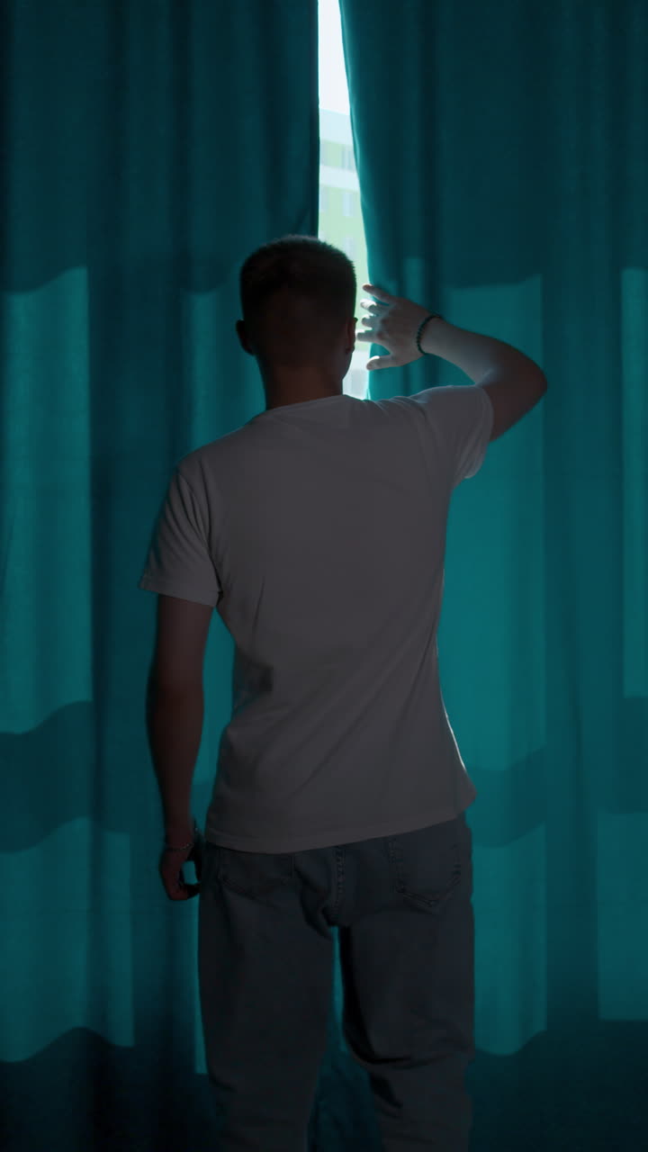 Uomo che guarda fuori dalla finestra