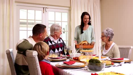 Familie-Mit-Drei-Generationen-Beim-Gemeinsamen-Weihnachtsessen