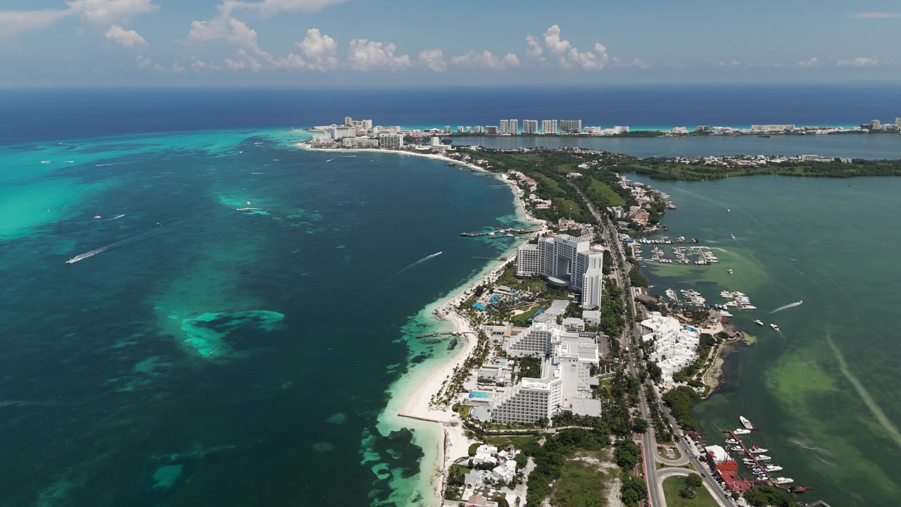 Veduta aerea panoramica della costa della zona alberghiera di Cancun, Messico