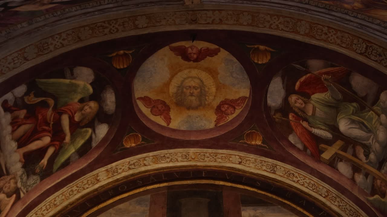 Pintura de fresco religioso ornamentado en el techo de una iglesia