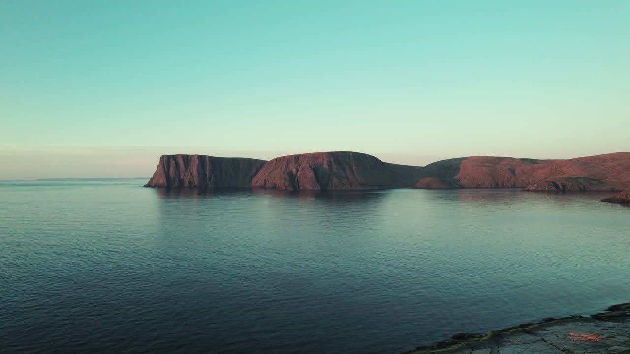 vista aérea de la costa en una hermosa atmósfera de puesta de sol en el norte de noruega, paisaje de acantilados noruegos, cabo norte, escandinavia