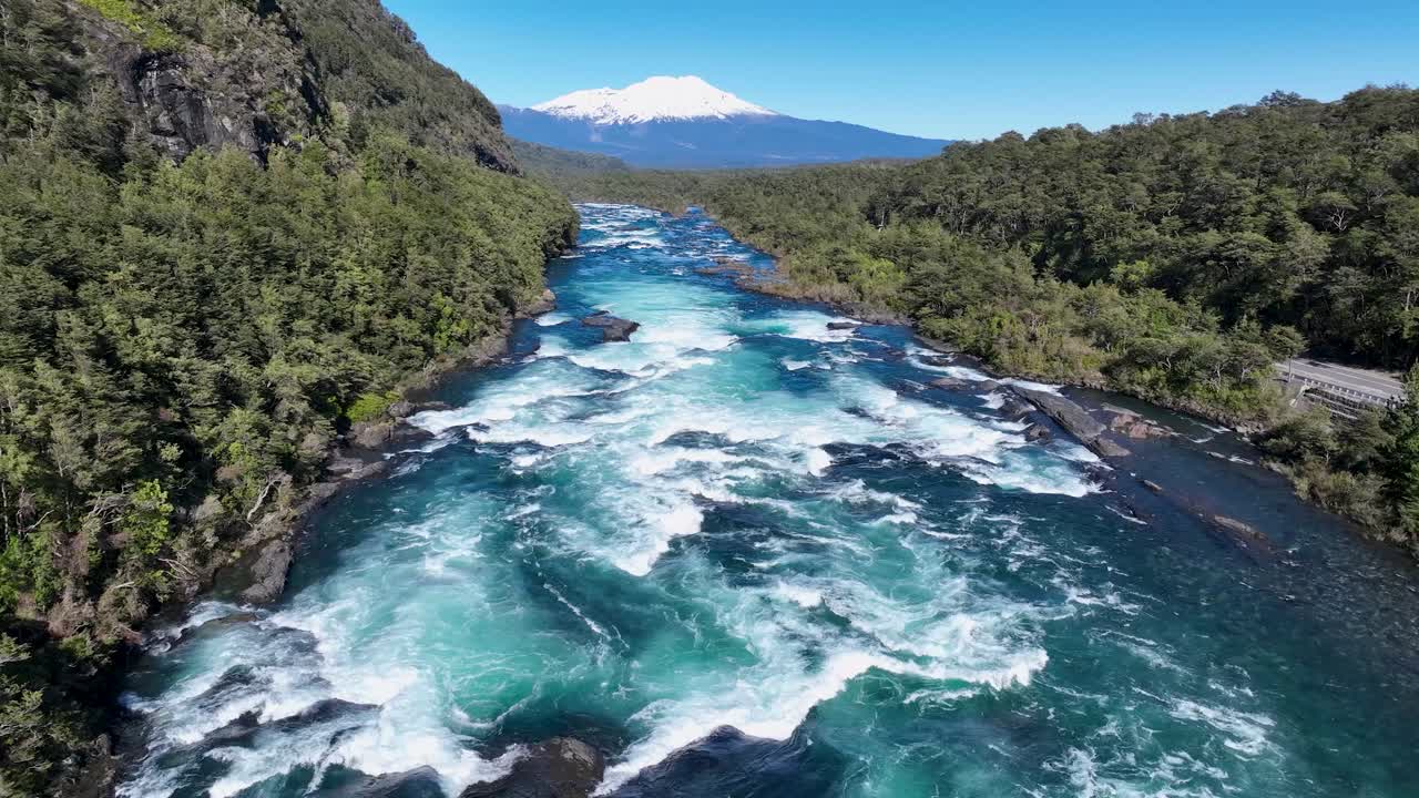 Fiume Petrohué a Petrohué, nella regione di Los Lagos, Cile.