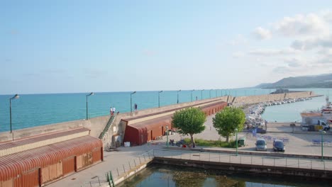 Menschen,-Die-An-Der-Promenade-Des-Hafens-Und-Hafens-Von-Peniscola-In-Spanien-Spazieren-Gehen