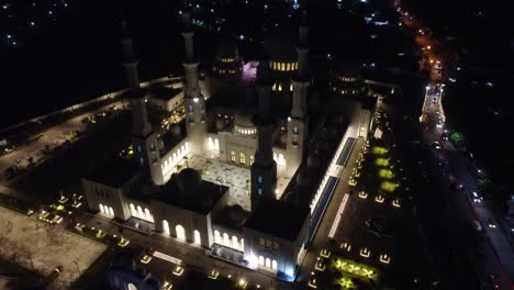 La-Mezquita-Sheikh-Zayed-Solo-Es-Una-Gran-Mezquita-En-Surakarta,-Punto-De-Referencia-Surakarta