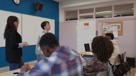 escena del aula con estudiantes y maestros