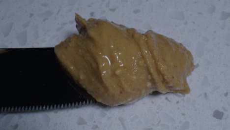 Pfanne-Mit-Erdnussbutter-Auf-Einem-Buttermesser-Hautnah