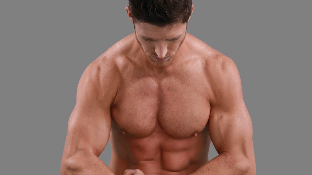 hombre musculoso flexionando sus músculos