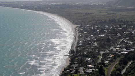 The-ocean-town-Paekākāriki-viewed-from-a-lookout-point-on-top-of-a-close-by-hill