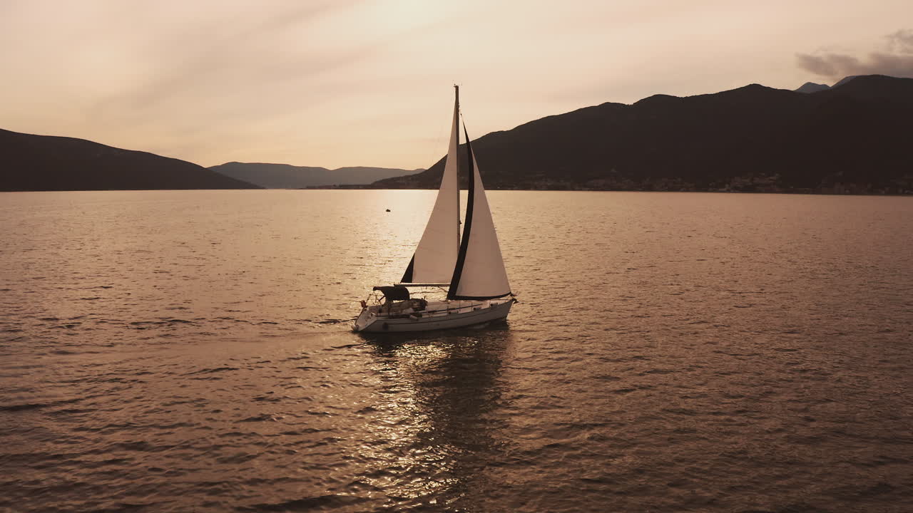 un velero al atardecer en un lago sereno