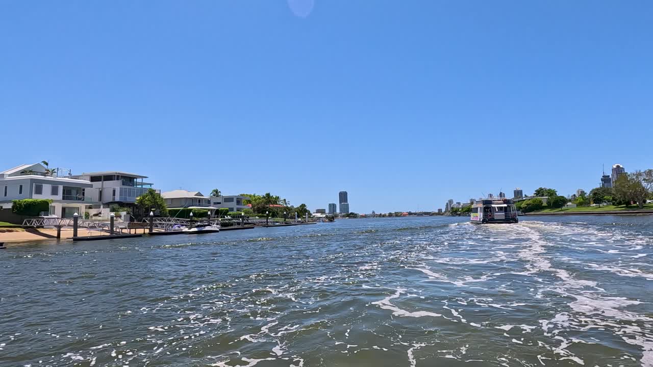 골드 코스트 수로를 따라 경치 좋은 보트 타기