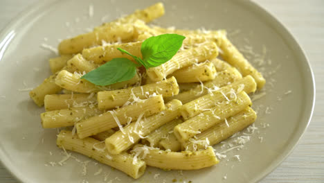 pasta al pesto rigatoni con queso parmesano - comida italiana y comida vegetariana