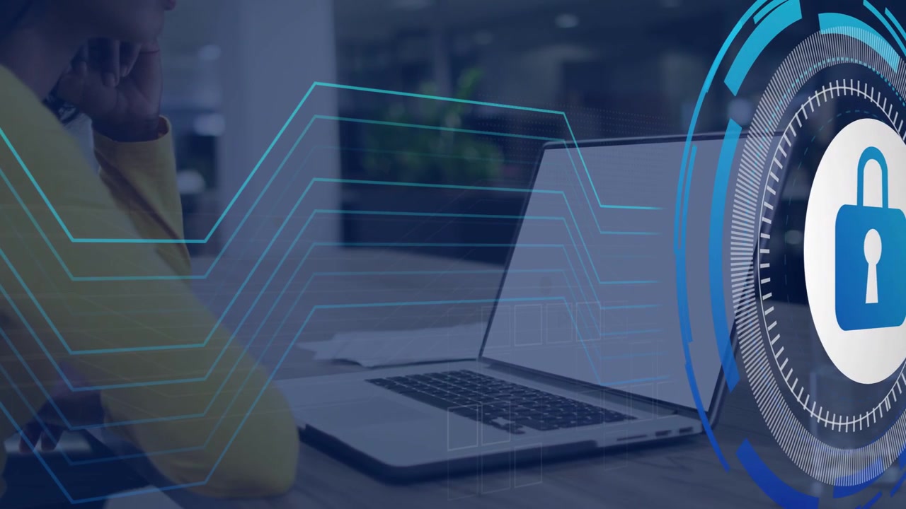 En kvinde sidder ved et skrivebord og ser på en bærbar computer, mens et sikkerheds-HUD toner ind med fejende hængelåslinjer, der beskytter pc'en.