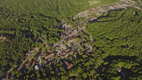 Vista-Aérea-De-Pájaro-V2-De-Helen-Georgia,-Ciudad-Turística-Elevada-Que-Captura-Edificios-Tradicionales-De-Estilo-Bávaro-Desde-Arriba,-La-Inclinación-Hacia-Arriba-Revela-Un-Paisaje-Montañoso---Filmada-Con-Cine-Mavic-3---Octubre-De-2022