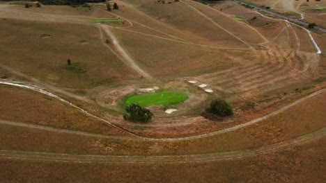disparo aéreo en círculos altos sobre un hoyo de campo de golf en un green en royston, hertfordshire, inglaterra, reino unido