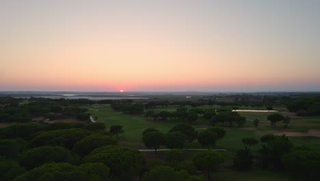 Golfplatz-In-Der-Abenddämmerung