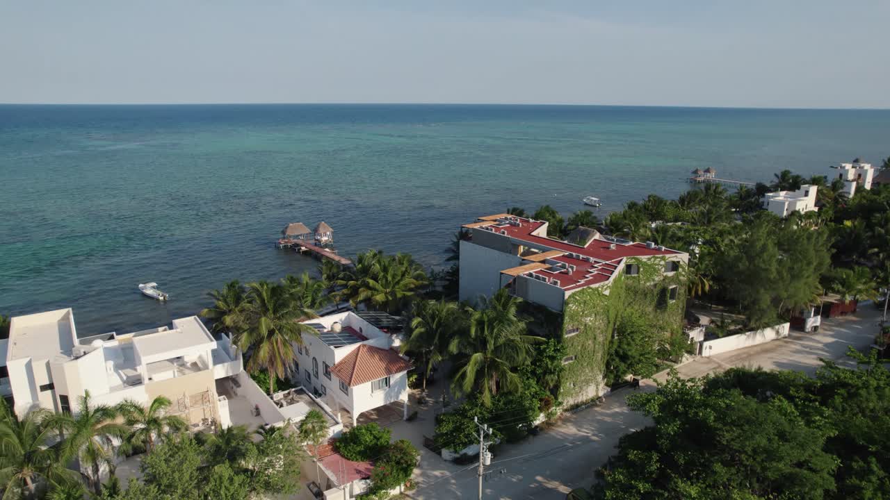 una vista de avión no tripulado en círculo del complejo hotelero amansala en tulum, méxico