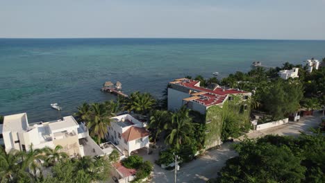 Una-Vista-Circular-De-Drones-Del-Complejo-Hotelero-Amansala-En-Tulum,-México