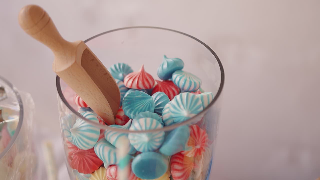 Caramelle colorate in un barattolo simboleggiano festa e gioia