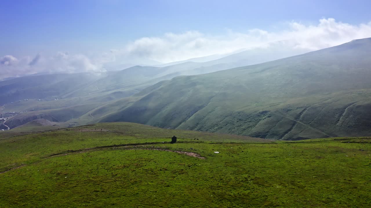 화창한 여름날 조지아 고원의 푸른 언덕 위를 날다