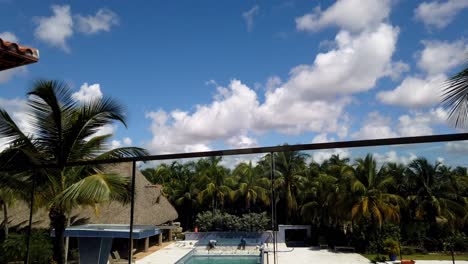 Nubes-De-Lapso-De-Tiempo-Que-Pasan-En-Un-Clima-Tropical-En-Florida-Vistas-Desde-Un-Balcón