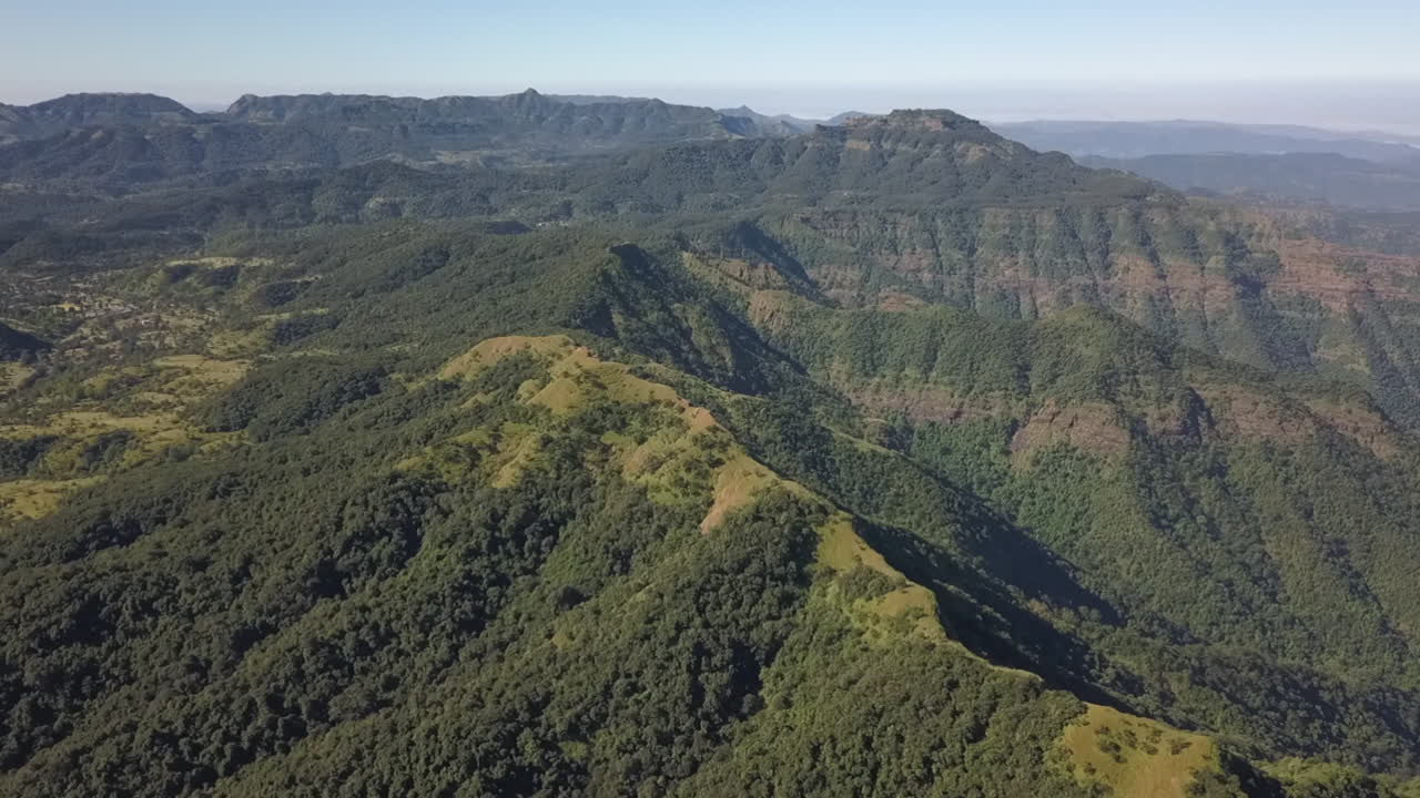 vista aérea de la franja montañosa baja de verde exuberante con crestas de prado