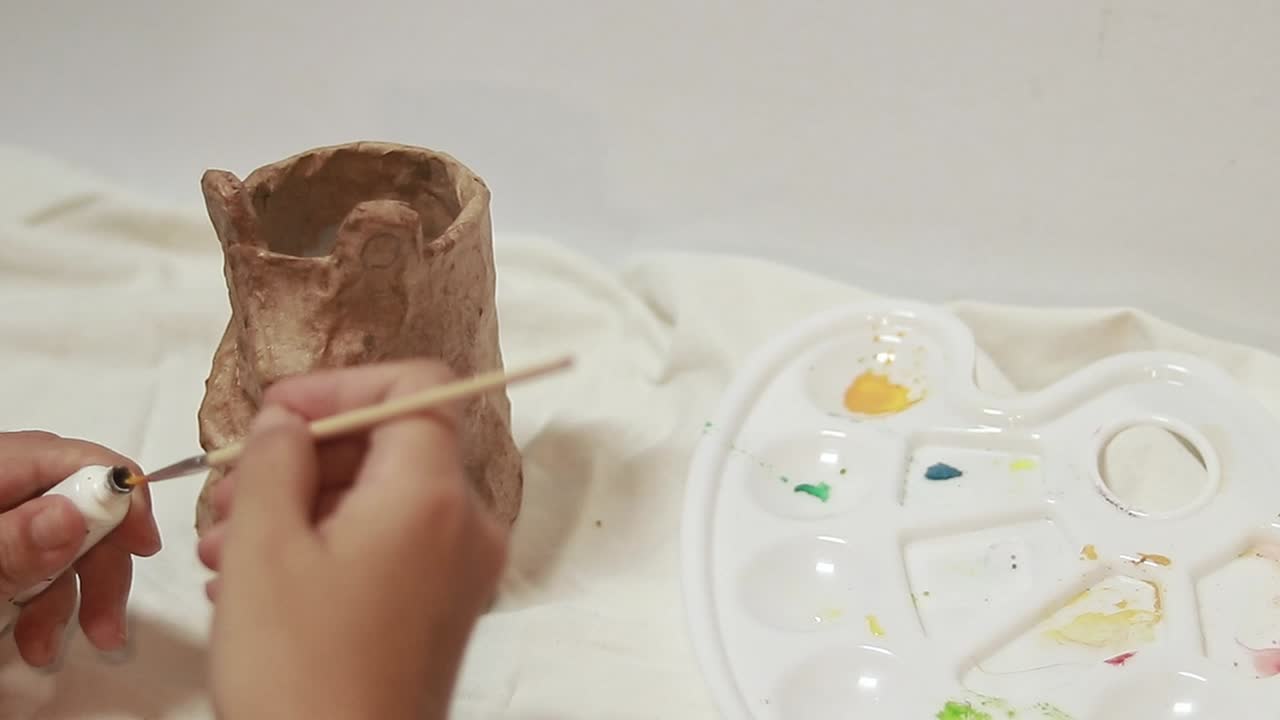 una escultura de arcilla pintada