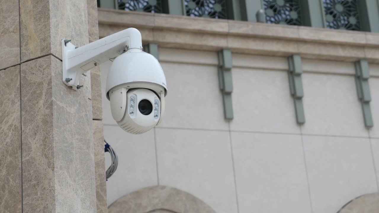 Camera di sicurezza all'esterno di un edificio