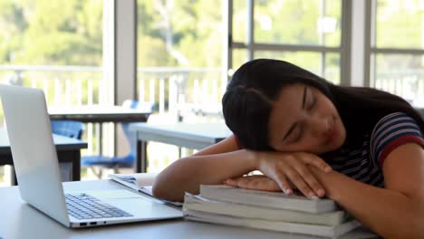 Student-Benutzt-Laptop-Im-Klassenzimmer