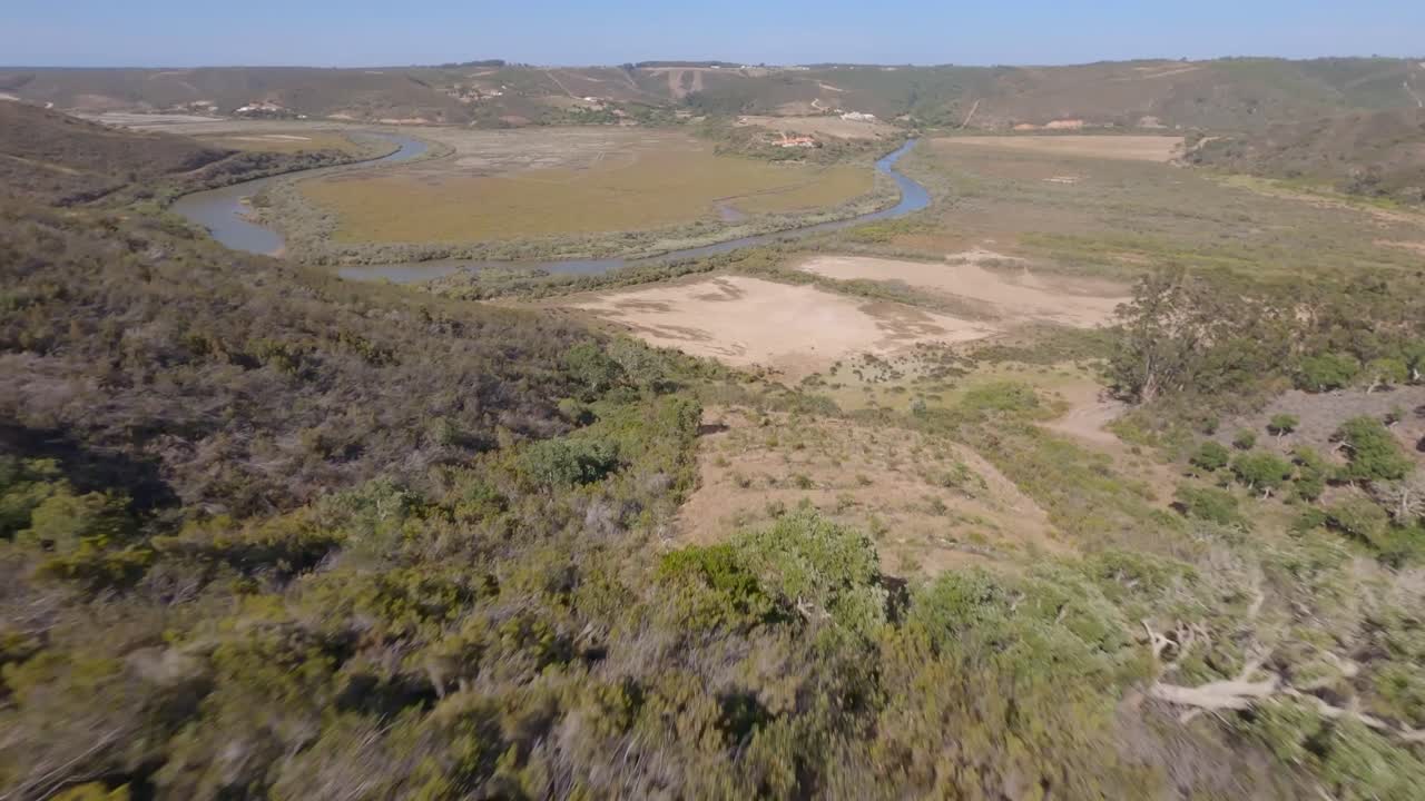 Scendendo la collina lungo il fiume