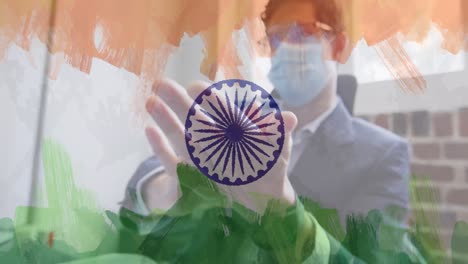 composición de un hombre de negocios con una máscara desinfectando sus manos en la oficina sobre la bandera india