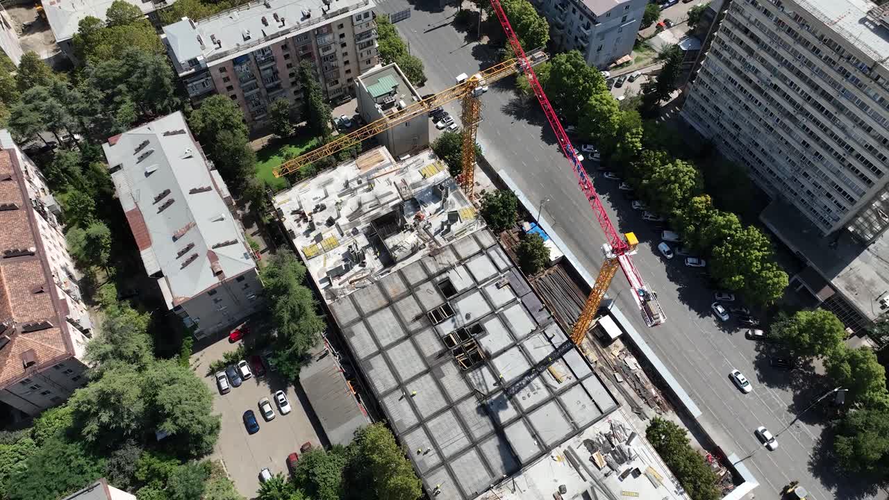 una vista aérea de un sitio de construcción para un edificio de gran altura