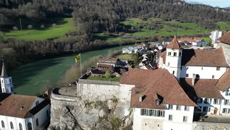 castillo de aarburg aargau suiza con el pueblo y el río debajo vista giratoria