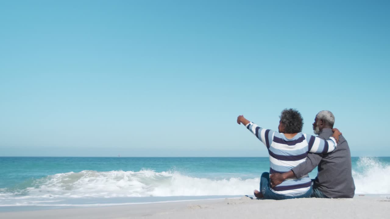 해변을 바라보는 고위 부부