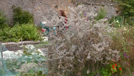 Mujer-Bastante-Joven-Regando-Las-Plantas.