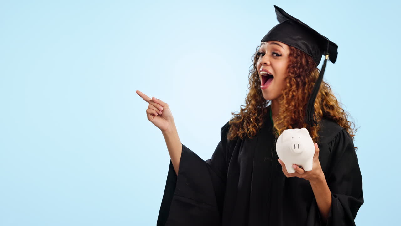 mujer feliz, estudiante y dinero de la caja