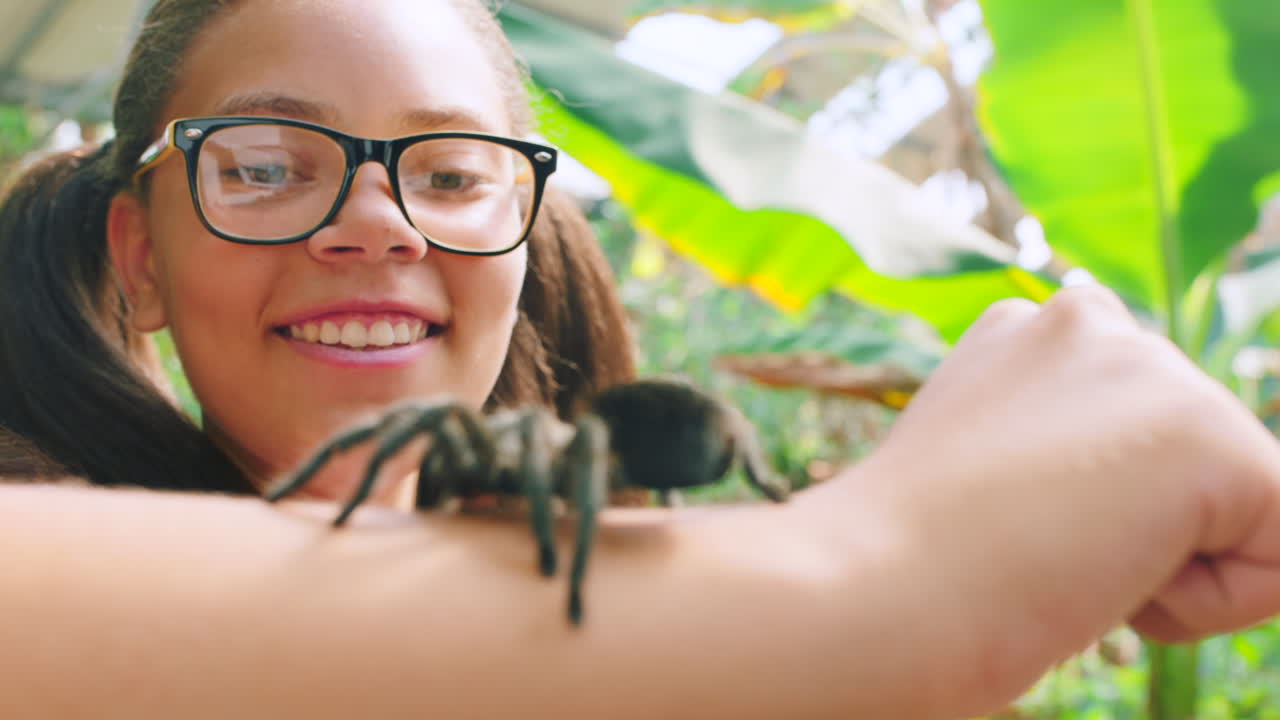 동물, 자연 및 팔에 거미를 가진 소녀
