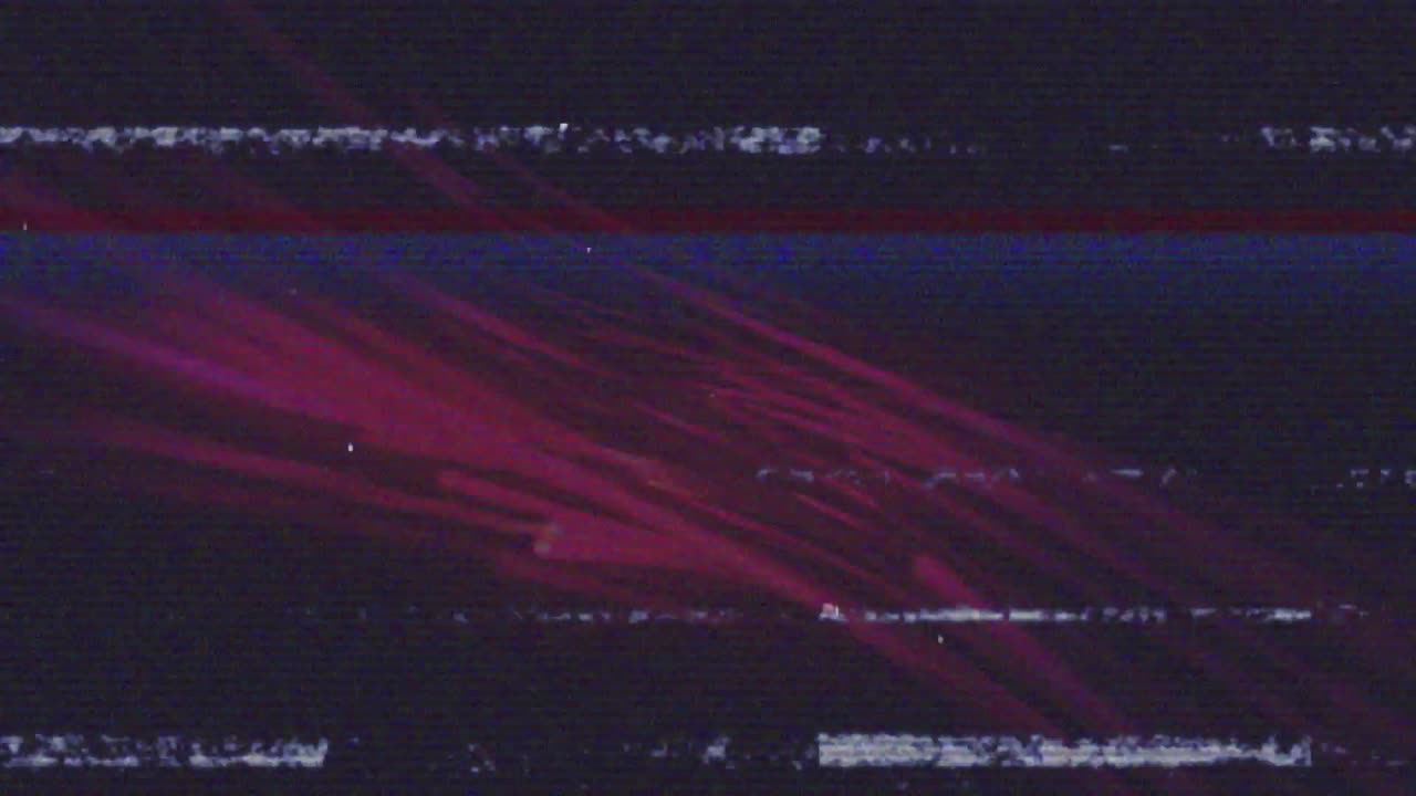 Glitch-effekt vises på sort skærm med VHS scanline-artefakter og røde diagonale striber.