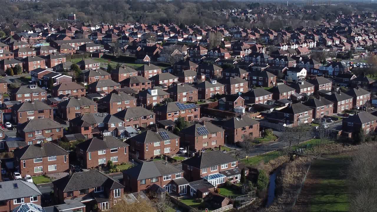 suburbano barrio residencial birmingham hogares tejados bienes raíces propiedad aéreo lento aumento inclinación hacia abajo ver